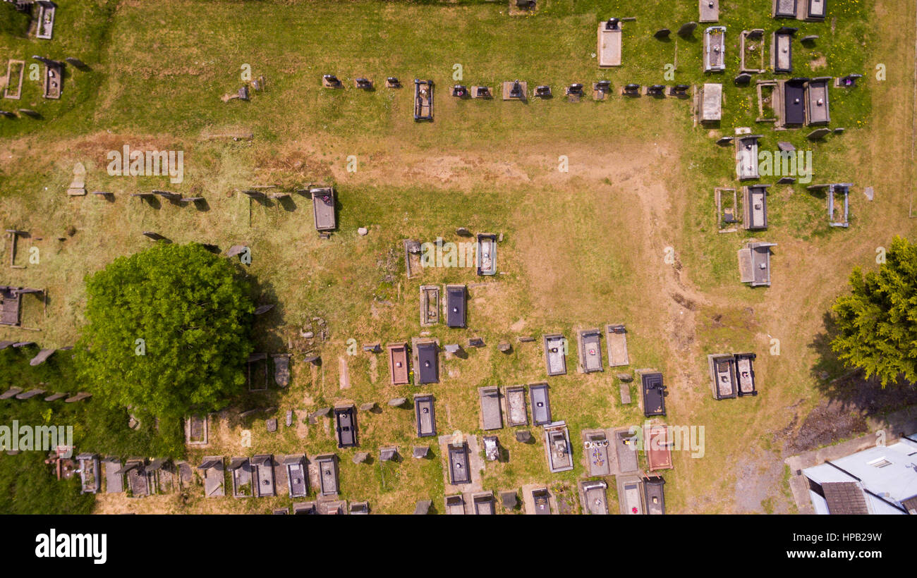 Nach unten Blick auf einem Friedhof. Ein gut genutzte Pfad in der Wiese ist sichtbar Stockfoto