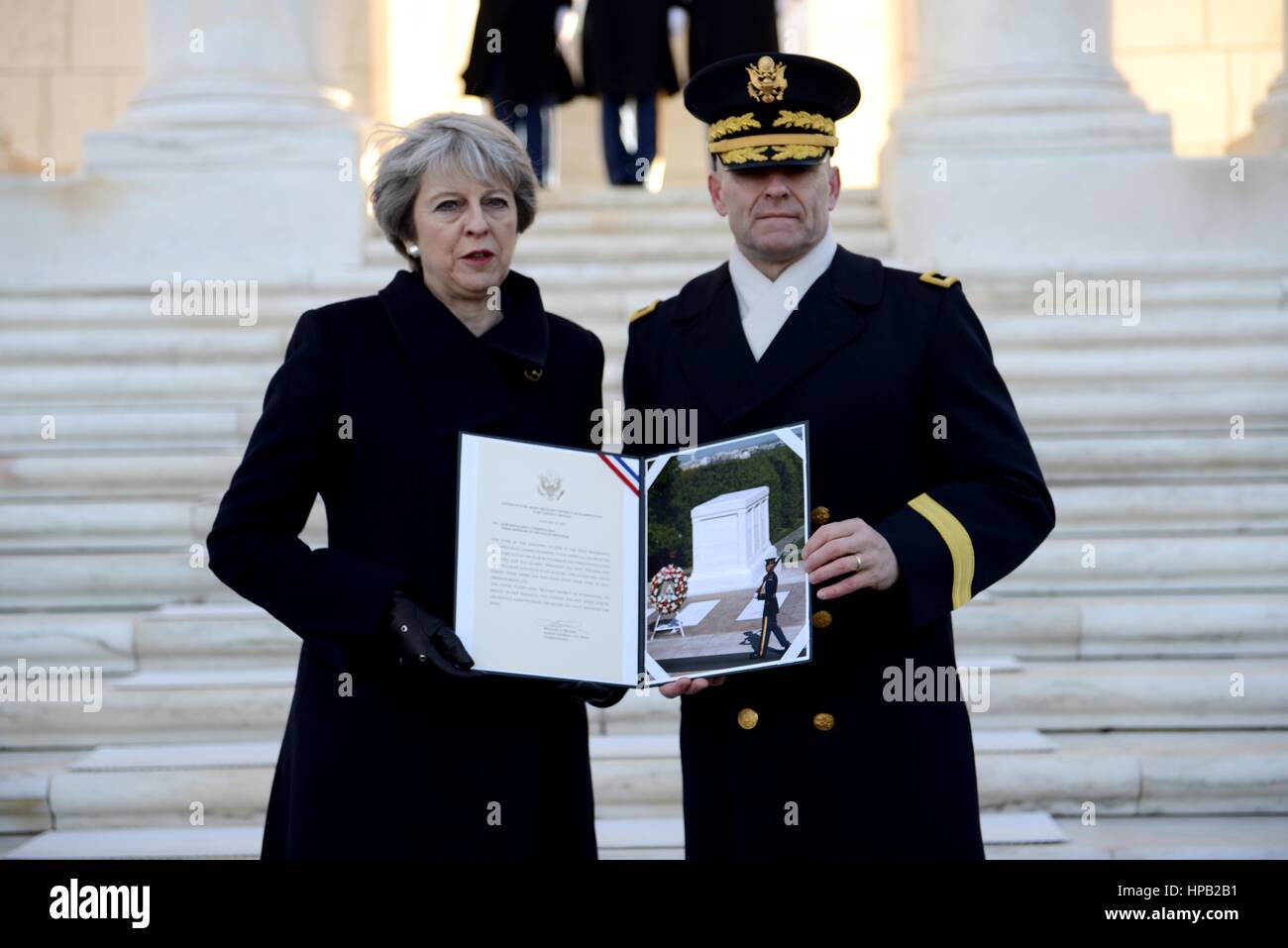 Britische Premierminister Theresa May und U.S. Army Kommandierender General Bradley Becker nehmen an einer Kranzniederlegung am Arlington National Cemetery Grab des unbekannten Soldaten 27. Januar 2017 in Arlington, Virginia. Stockfoto