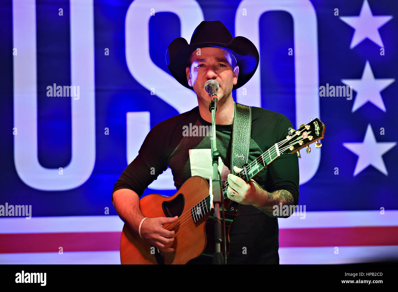 Country-Sänger Craig Campbell führt für US-Soldaten und ihre Familien während der USO Holiday Tour Show Tower Barracks 8. Dezember 2016 in Grafenwöhr, Deutschland. Stockfoto