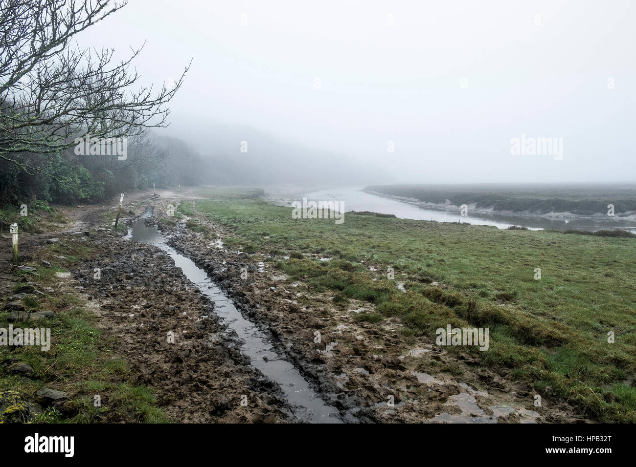 UK Wetter nebligen Tag. Gannel Mündung Newquay Cornwall Stockfoto