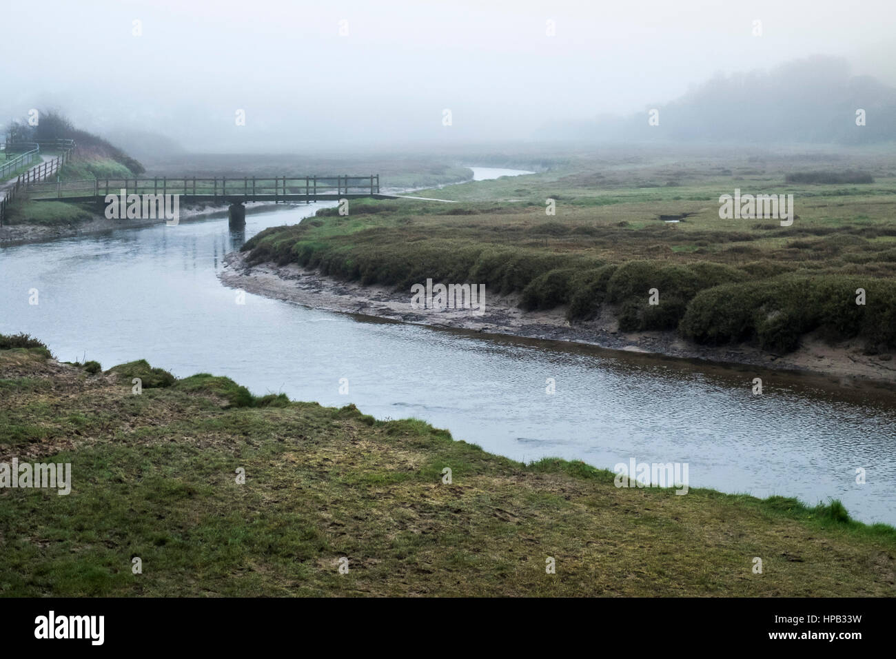 UK Wetter nebligen Tag. Gannel Mündung Fluss Newquay Cornwall Stockfoto