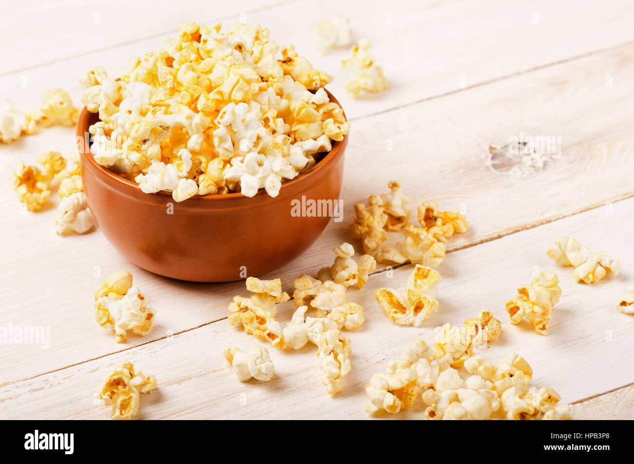 Karamell Popcorn in eine braune Schale auf dem Holztisch Stockfoto