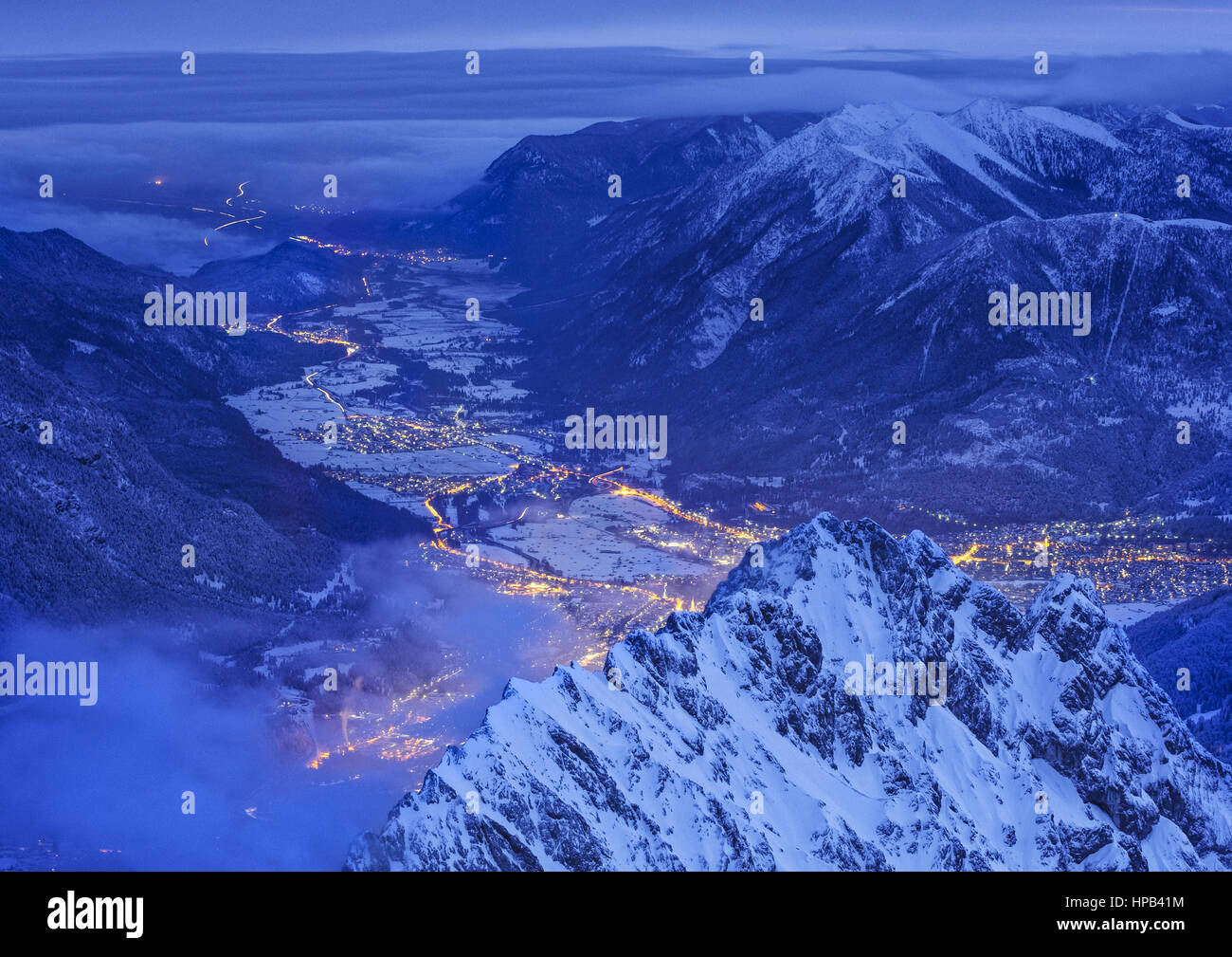 Blick von der Zugspitze in Garmisch - patenkirchen, Brd, abendaufnahme Stockfoto