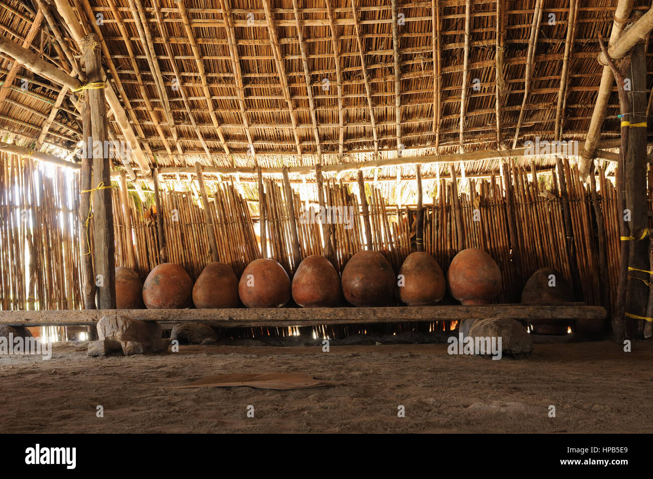 Panama, traditionelles Haus Kuna-Indianer mit dem auf einer Insel Tigre auf dem San Blas Archipel - Casa de Chicha strohgedeckten Dach Stockfoto