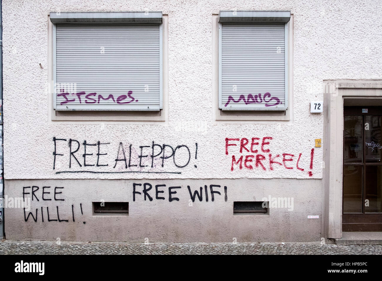 Graffiti an der Wand des Mehrfamilienhauses in Prenzlauer Berg, Berlin, Deutschland Stockfoto