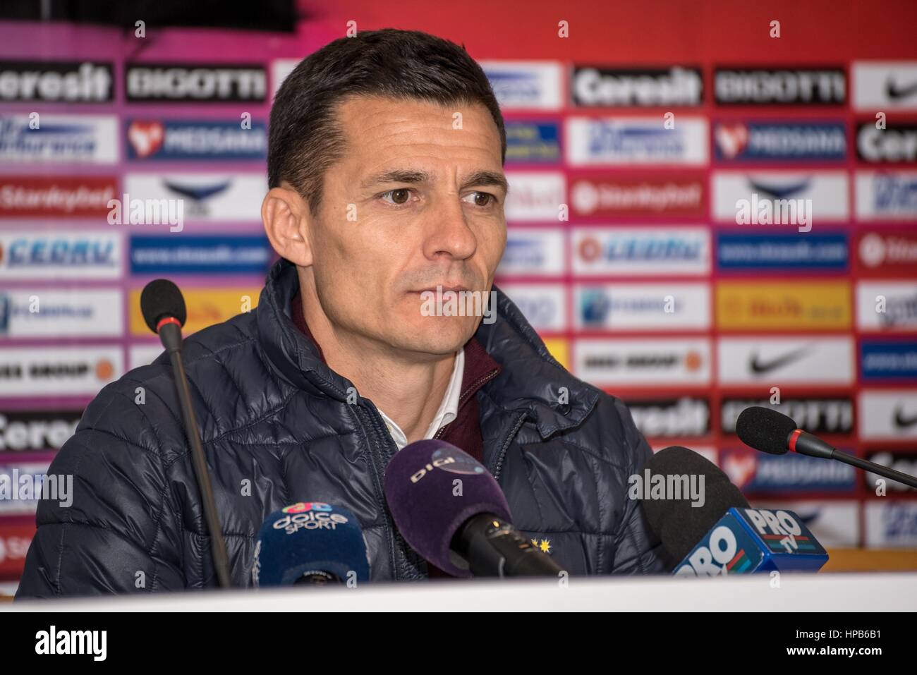 9. April 2015: Costantin Galca der Trainer von FCSB auf der Pressekonferenz nach der Liga, ich zwischen FC Steaua Bukarest ROU und FC Petrolul Ploiesti ROU an nationalen Arena, Rumänien ROU Spiel.   Foto: Cronos/Catalin Soare Stockfoto