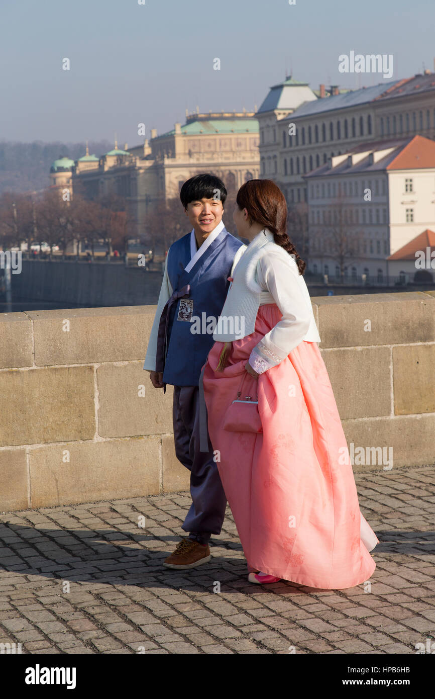 Südkoreanische paar in Tracht auf der Karlsbrücke in Prag Tschechische Republik Stockfoto
