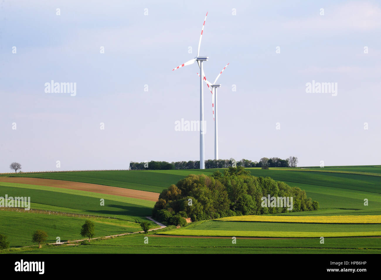 Windkraftwerk über blauen Himmelshintergrund. Perfekte Energie Saver Hintergrund. Alternative Energie-Quellen-Konzept. Erzeugung von grüner Energie. Stockfoto