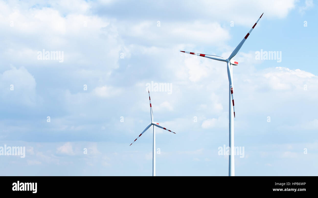 Elektrische Anlagen auf blauen Himmelshintergrund. Ökostrom Hintergrund. Windkraftanlagen in der Nähe. Freiraum für Text auf blauem Himmelshintergrund. Stockfoto