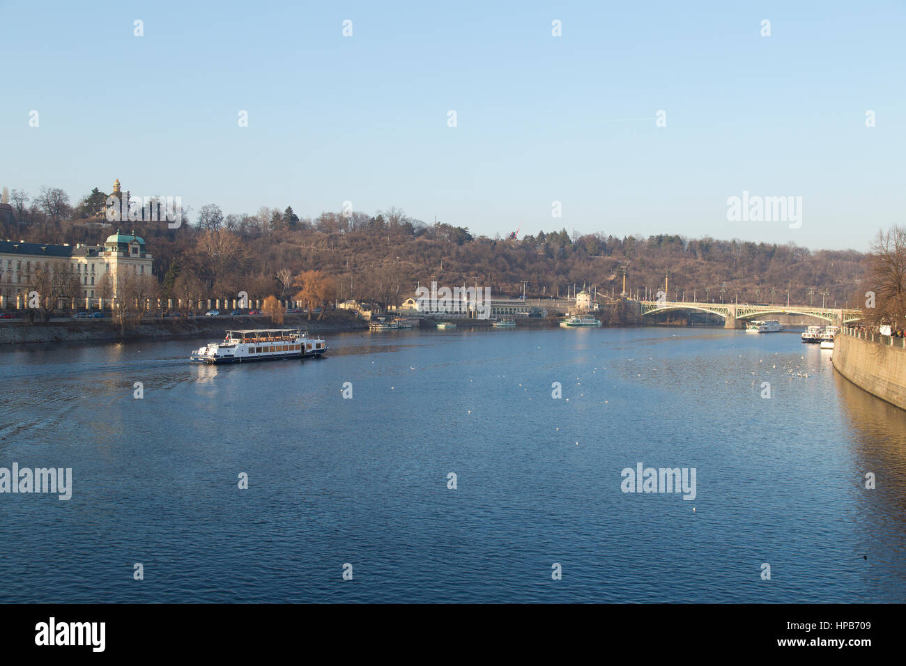 Blick auf den Fluss Vitava in Prag Tschechische Republik Stockfoto