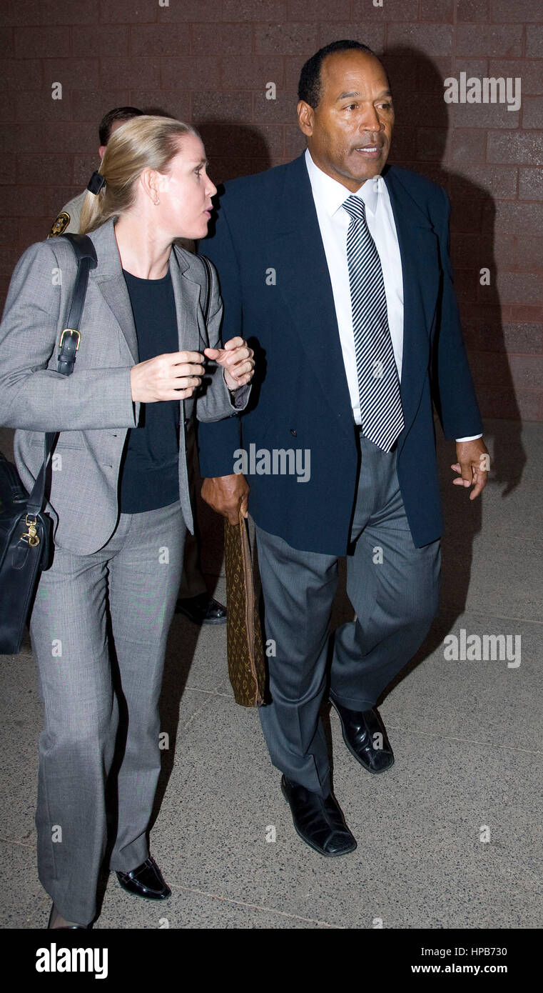 O.J. Simpson, Recht, verlässt mit Patricia Jones, ein Mitglied seiner Verteidigung Team im Clark County Regional Justice Center Gebäude in Las Vegas, NV am Mittwoch, 17. September 2008. Bildnachweis: Francis Specker Stockfoto