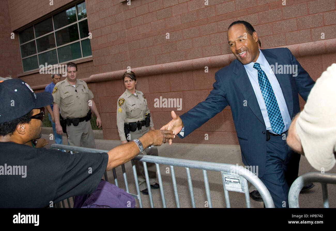 O.J. Simpson grüßt Fans beim Verlassen des Clark County Regional Justice Center Gebäude in Las Vegas, NV am Dienstag, 16. September 2008. Bildnachweis: Francis Specker Stockfoto