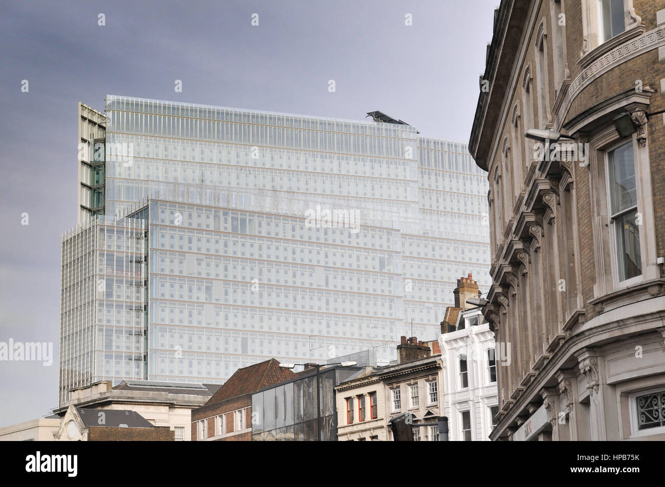 high-Rise Bürohaus mit Häusern im Vordergrund. London Stockfoto