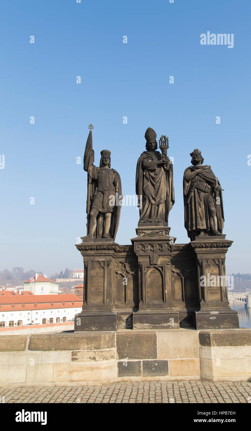 Statuen von Heiligen Norbert, Wenzel und Sigismund auf Charles Bbridge in Prag Tschechische Republik Stockfoto