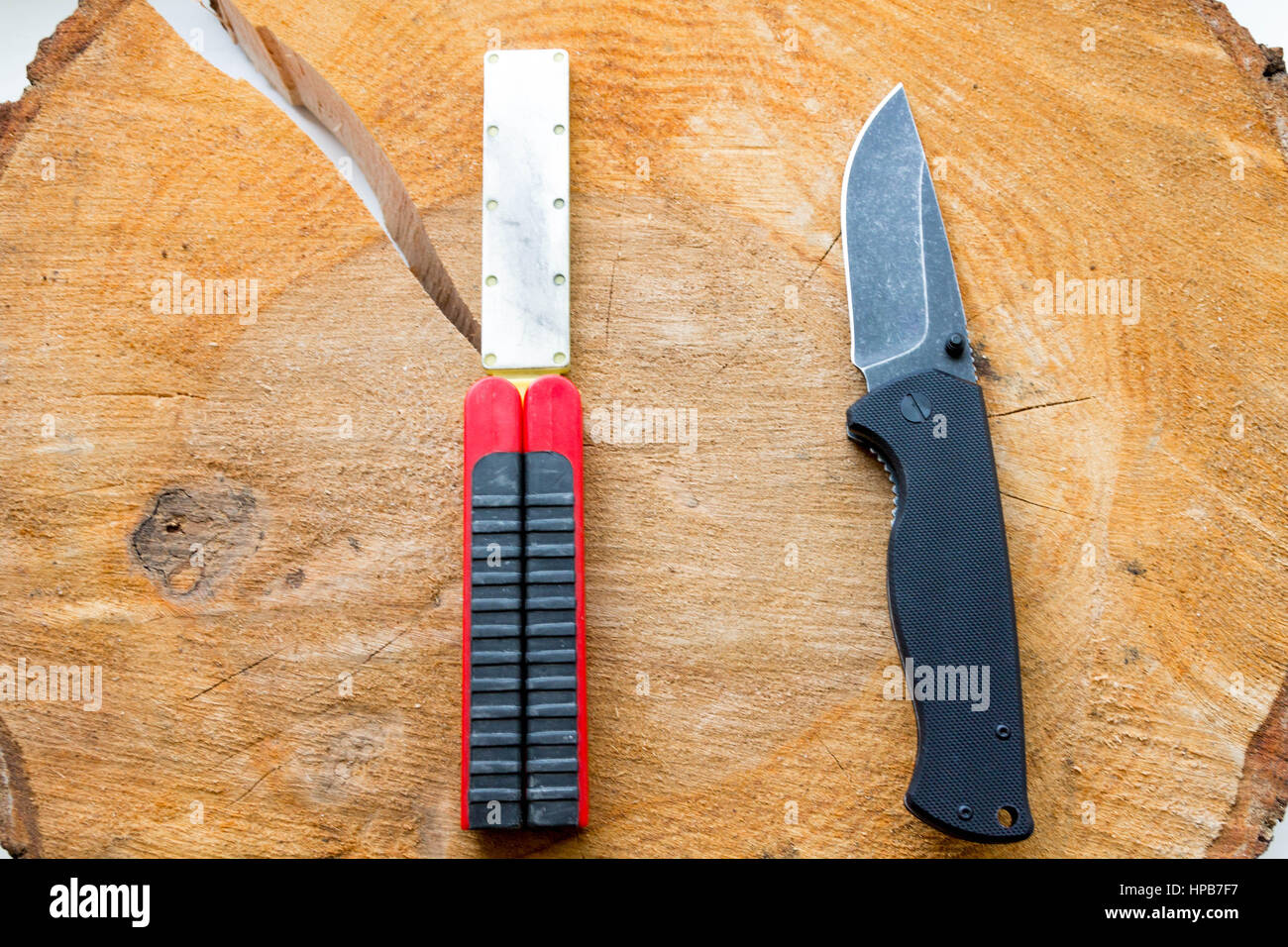 Ein Taschenmesser und eine Tasche Spitzer darlegen. Stockfoto