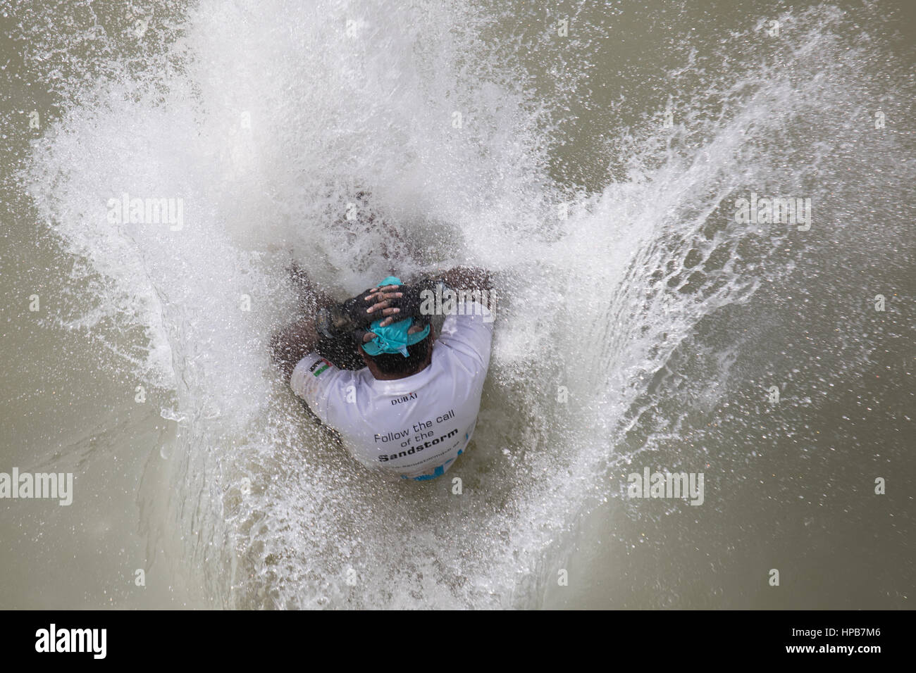Dubai, Vereinigte Arabische Emirate - 10. Februar 2017: Teilnahme an der SandstormDXB-Rennen: abseits der Strecke Hindernis Wettbewerb laufen. Stockfoto Dubai, Vereinigte Arabische Emirate - 10. Februar 2017: Teilnahme an der SandstormDXB-Rennen: abseits der Strecke Hindernis Wettbewerb laufen. Stockfoto