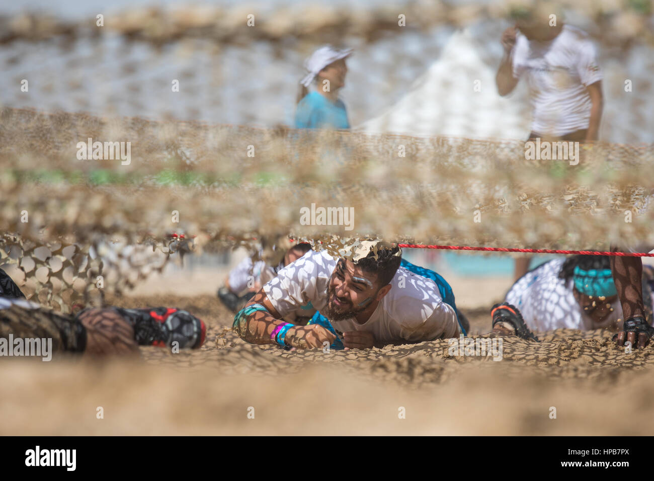 Dubai, Vereinigte Arabische Emirate - 10. Februar 2017: Teilnahme an der SandstormDXB-Rennen: abseits der Strecke Hindernis Wettbewerb laufen. Stockfoto Dubai, Vereinigte Arabische Emirate - 10. Februar 2017: Teilnahme an der SandstormDXB-Rennen: abseits der Strecke Hindernis Wettbewerb laufen. Stockfoto