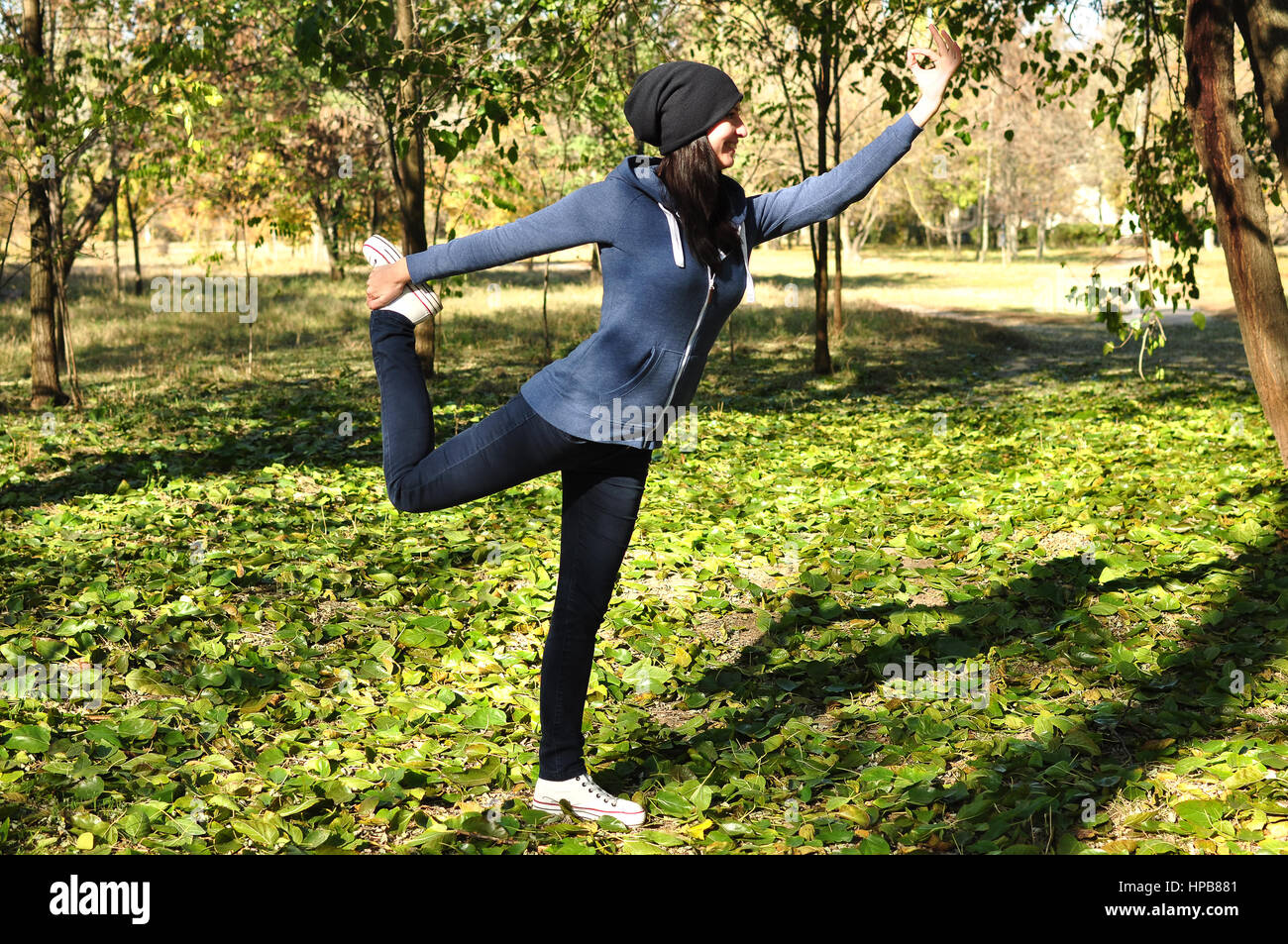 Schöne Mädchen beim Yoga im Park an einem sonnigen Tag. Natarajasana, Lord der Tanz Pose. Stockfoto