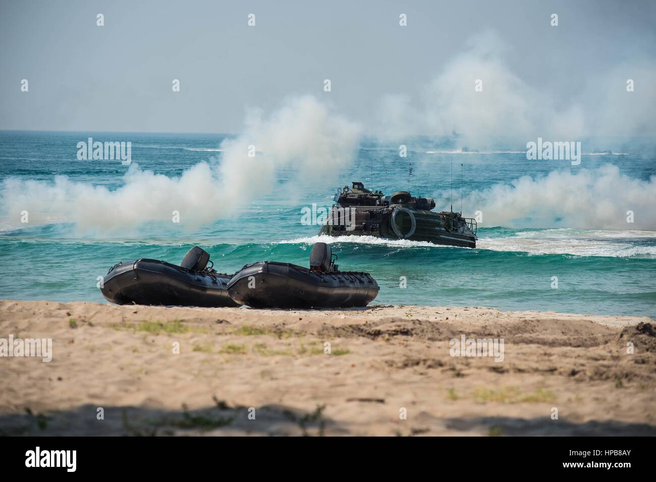 Royal Thai Marine Corps amphibische Fahrzeuge finden ihren Weg zu einem Strand landen während einer amphibischen Landung im Rahmen von Cobra Gold 17. Februar 2017 in Hut Yao, Provinz Rayong, Thailand ausüben. Stockfoto