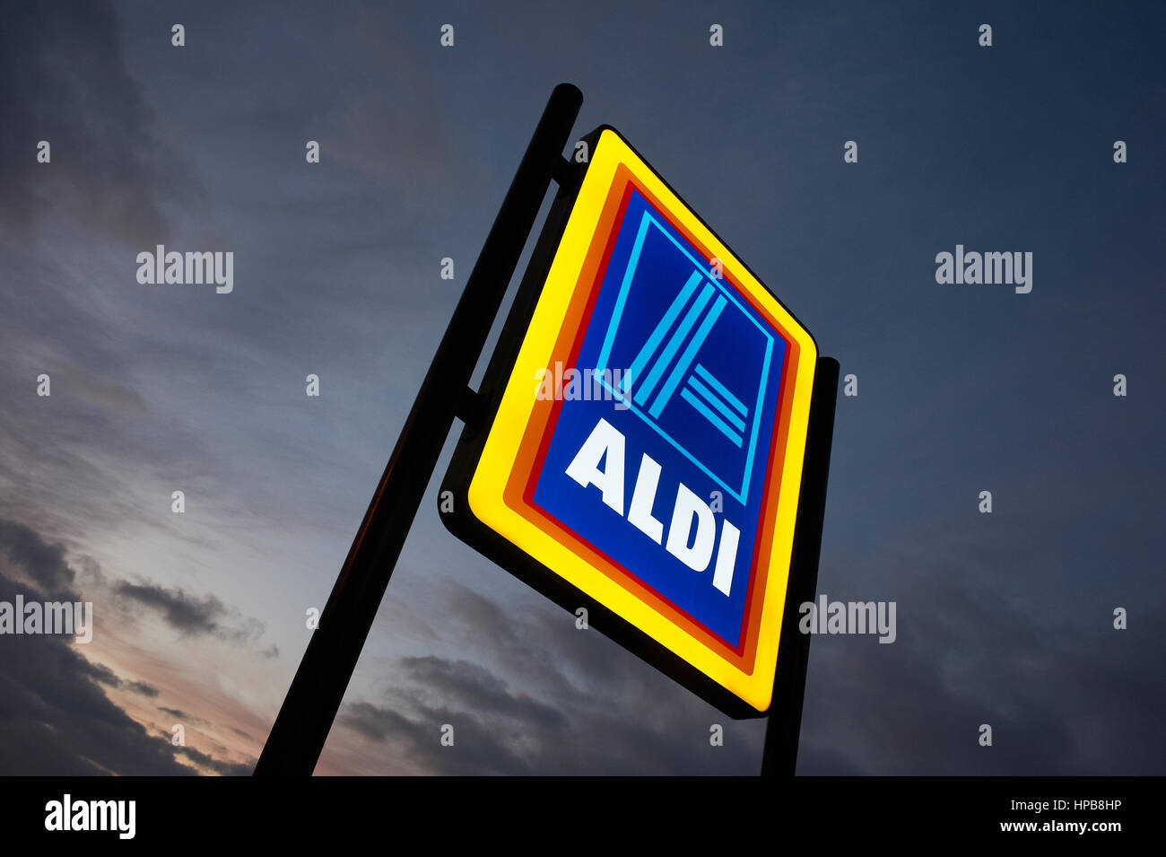 Aldi Supermarkt Schild Logo. Stockfoto