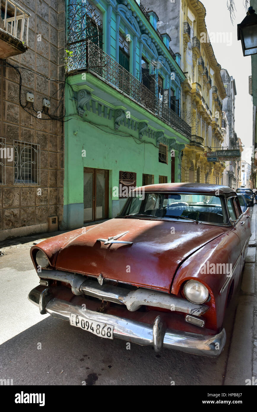 Oldtimer in Havanna Vieja geparkt Stockfoto