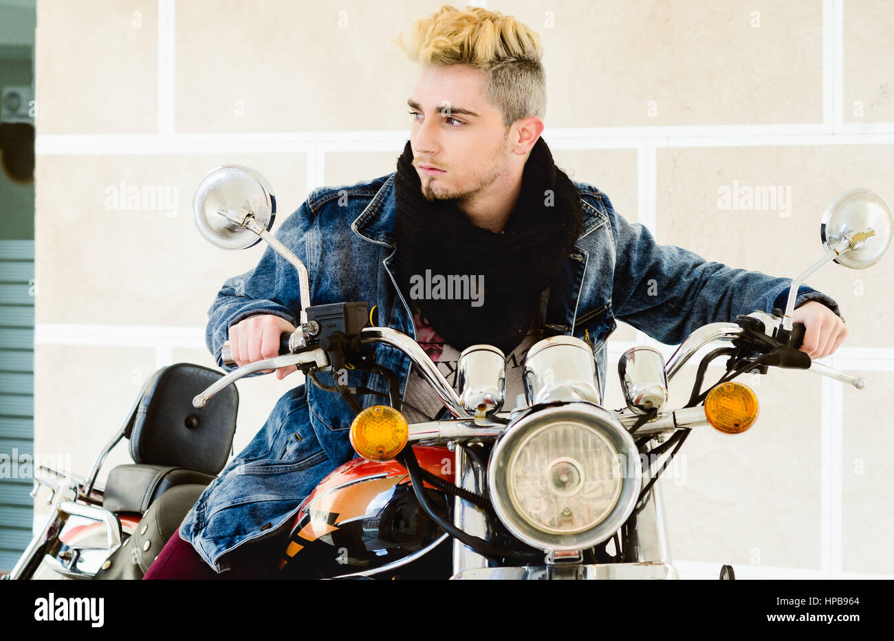 Schöne Mode Mann sitzt auf klassische Motorrad. Stockfoto