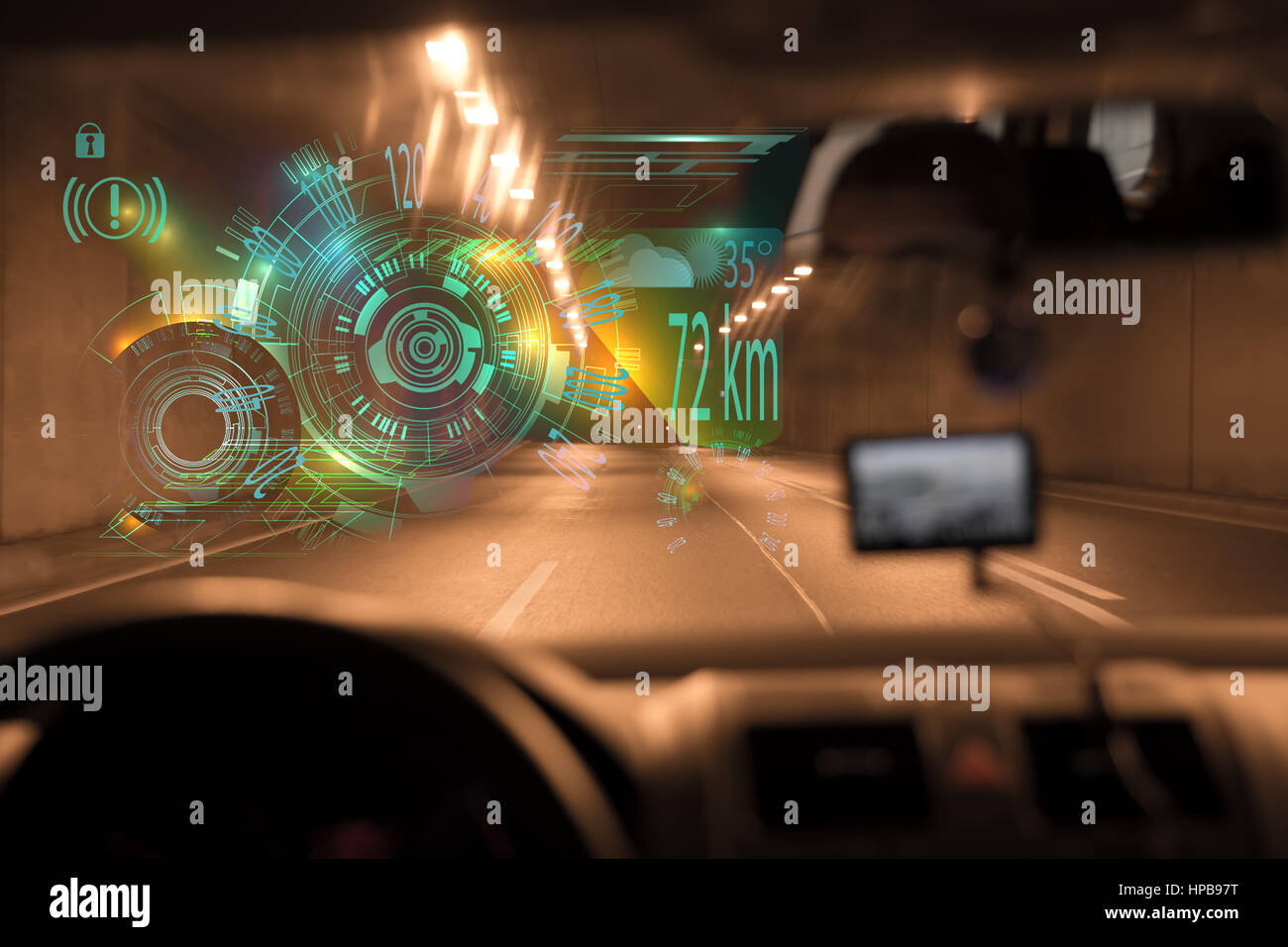Auto fahren durch Tunnels Autobahntunnels auf night.car HUD-Übersichtsseite. Futuristische HUD und Infografik Elemente der Benutzeroberfläche. Abstrakte virtuelle Grafik Stockfoto