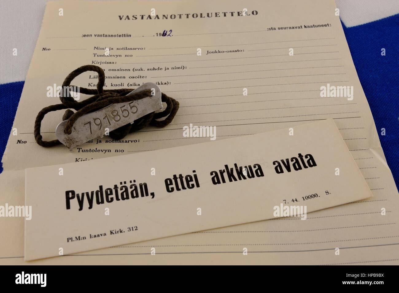 Die finnische gefallenen Evakuierungszentrum Dokumente. Die ID-Karte. Die Erkennungsmarke des Militärs um den Hals getragen. Stockfoto
