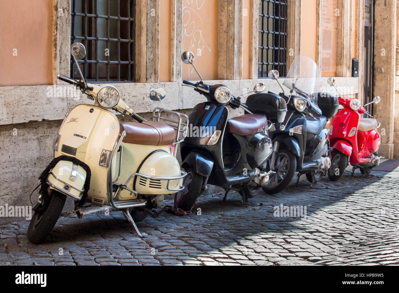 Geparkt, Roller und Vespas in Rom, Lazio, Italien, Europa Stockfoto