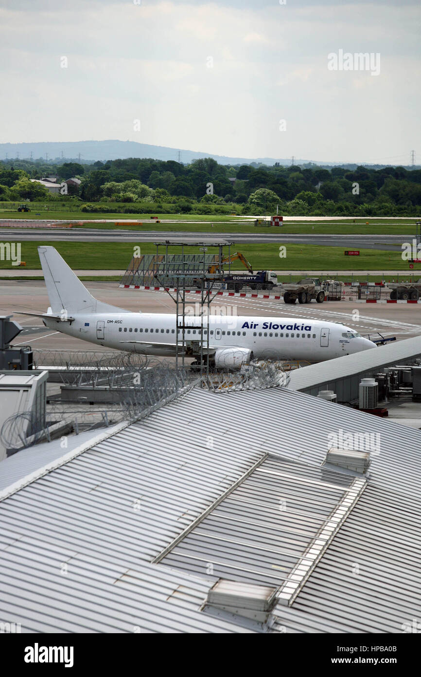 Die Luft Slowakei Flug Manchester United-Fans tragen geerdet Manchester Airport wegen nicht gelöscht werden, um in Russland zu landen. Foto: Chris Bull Stockfoto