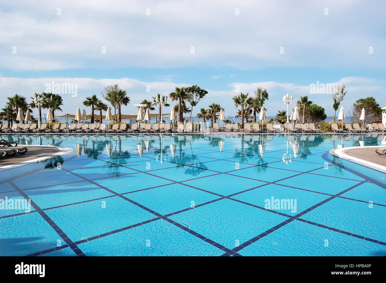 Belek, Türkei – 2. Juni 2015: Blick auf blauen Pool, Sonnenliegen und Palmen Bäume nahe dem Strand in Hotel Güral Premier Belek, Türkei. Stockfoto