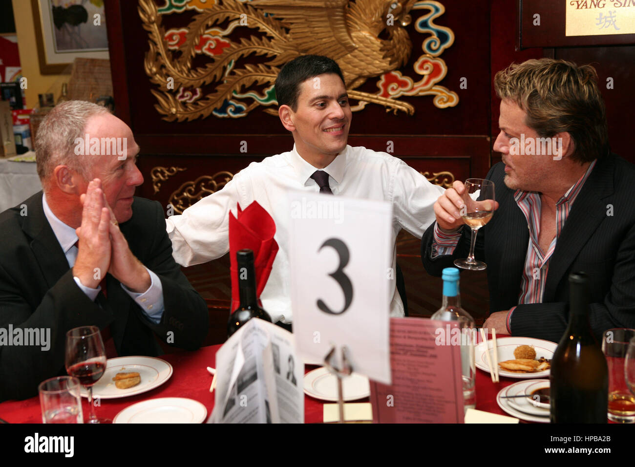 Labour Party Conference. Yang Sing Restaurant. L-R Richard Leese, David Milliband und Eddie Izzard. Stockfoto