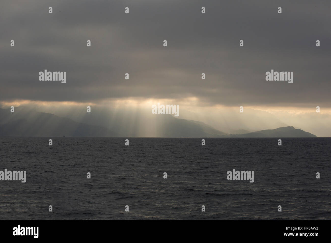 Strahlen der Sonne über dem Meer in den Golf von Santa Catalina Stockfoto