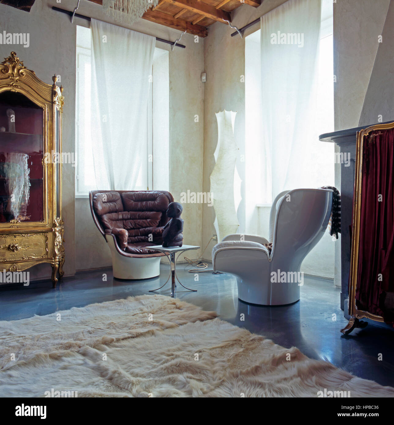 Interieur aus einem Wohnzimmer mit zwei Elda Stühle von Joe Colombo 1963 Stockfoto