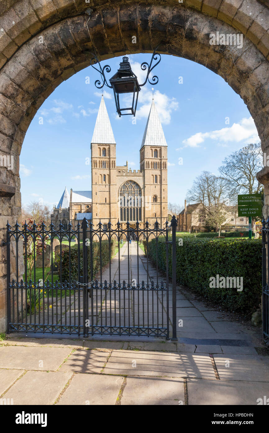 Southwell Minster von der Straße aus durch die gewölbten Gateway, Southwell, Nottinghamshire, England gesehen, Großbritannien Stockfoto