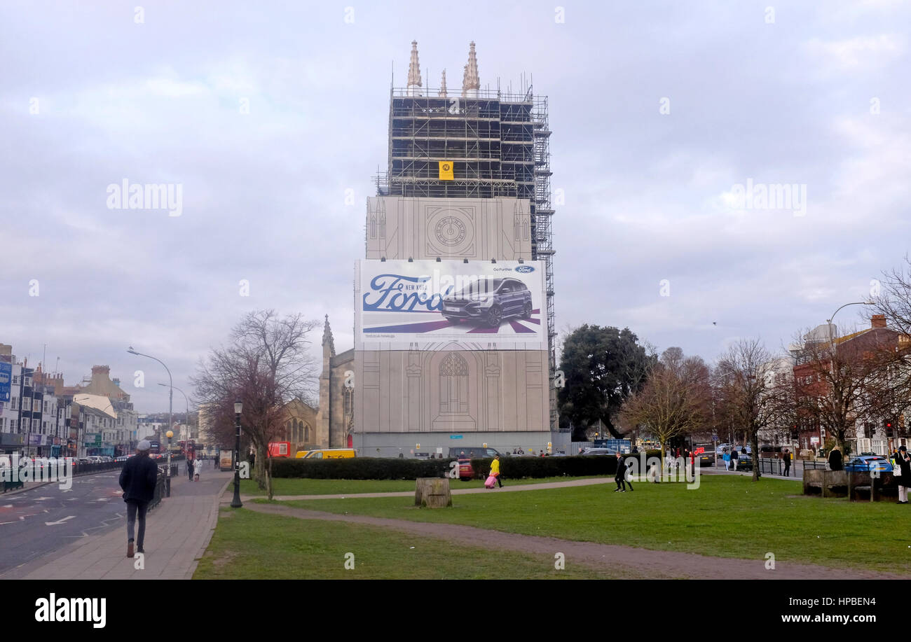 St. Peterskirche in Brighton mit großen Ford Autowerbung Horten Stockfoto