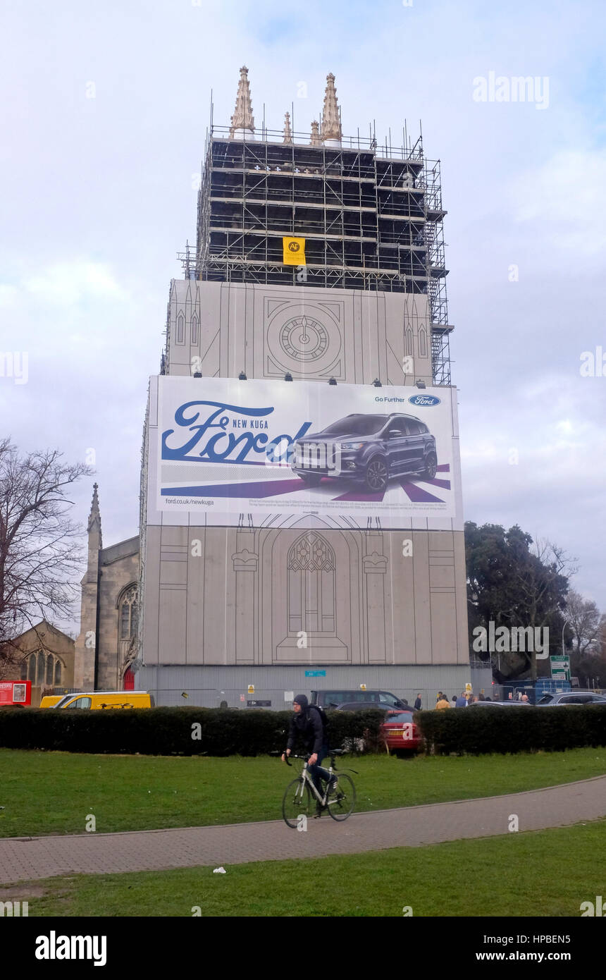 St. Peterskirche in Brighton mit großen Ford Autowerbung Horten Stockfoto