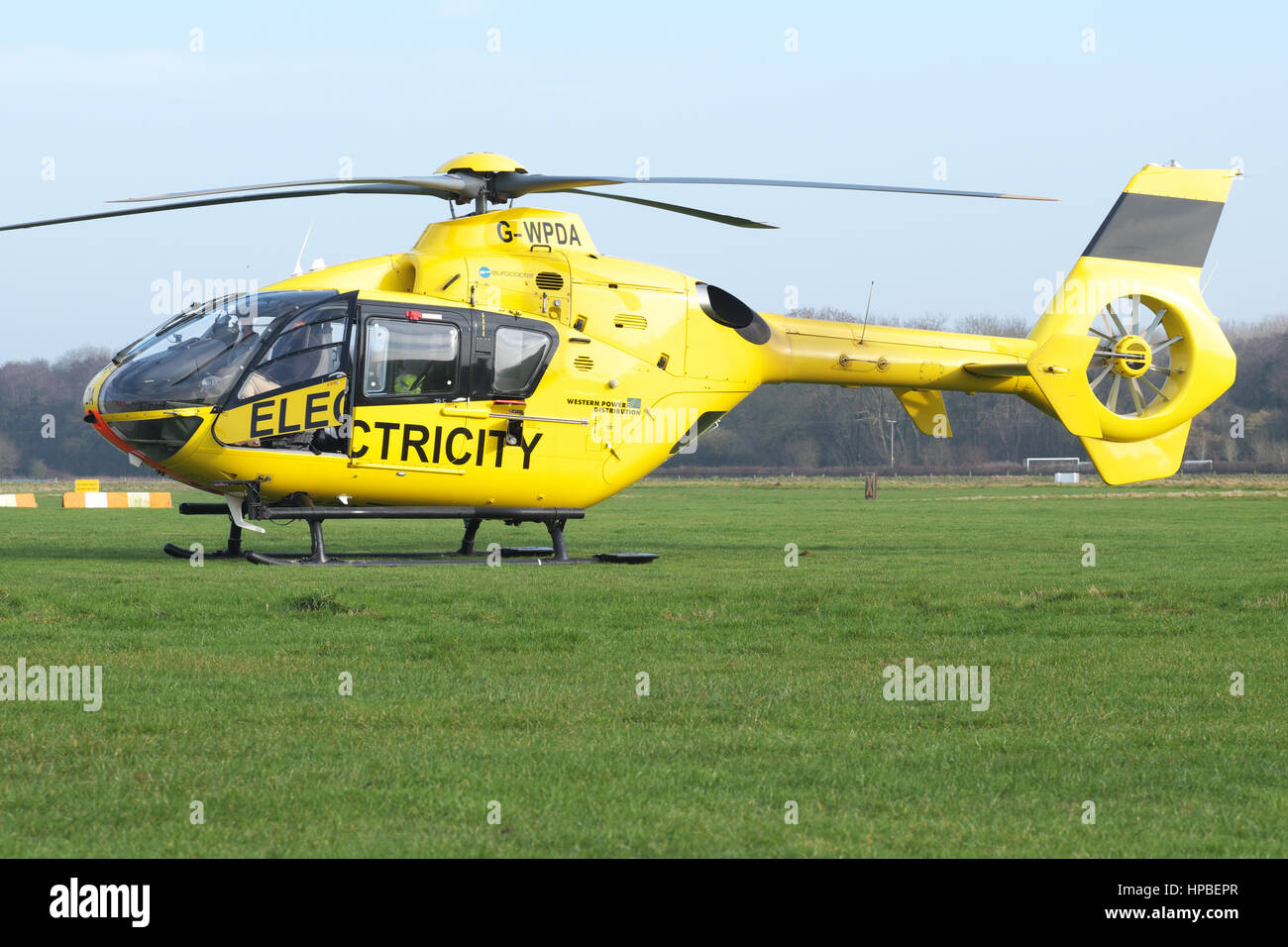 Eurocopter EC 135 Hubschrauber verwendet für Strom Stromversorgung Überprüfung durch Western Power Distribution WPD in UK Stockfoto