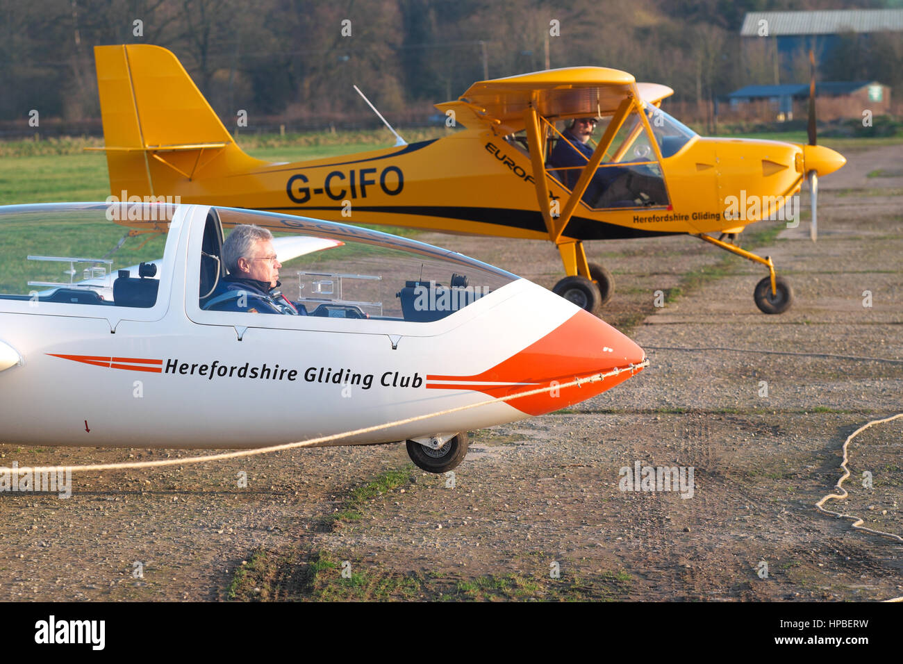 Grob G103 Twin Acro Schirm und flugbereit mit Eurofox Glider Pilot Schlepper Flugzeug hinter Shobdon Flugplatz UK Stockfoto