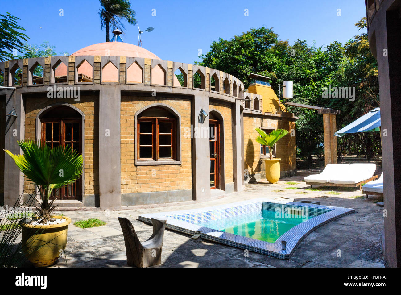 Farbenfrohe Architektur auf ein Öko-Hotel-Resort in Gambia Stockfoto