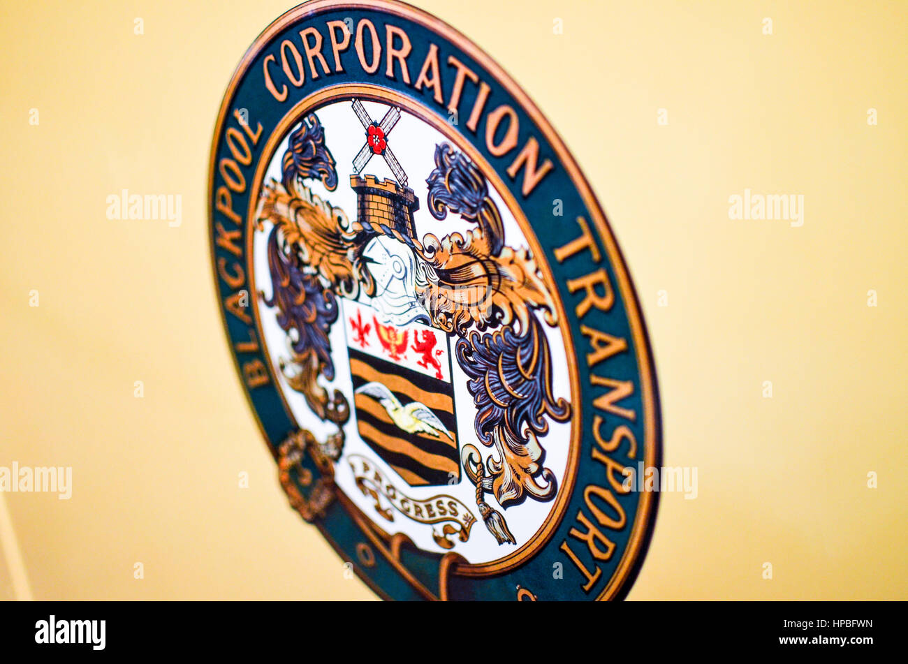 Blackpool Corporation Transport-Logo an der Seite einer Straßenbahn Stockfoto