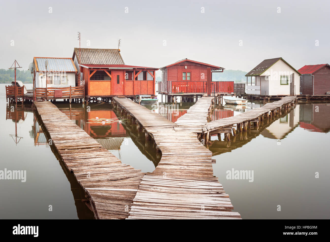 Fischerhütten am Bokodi See, Ungarn Stockfoto