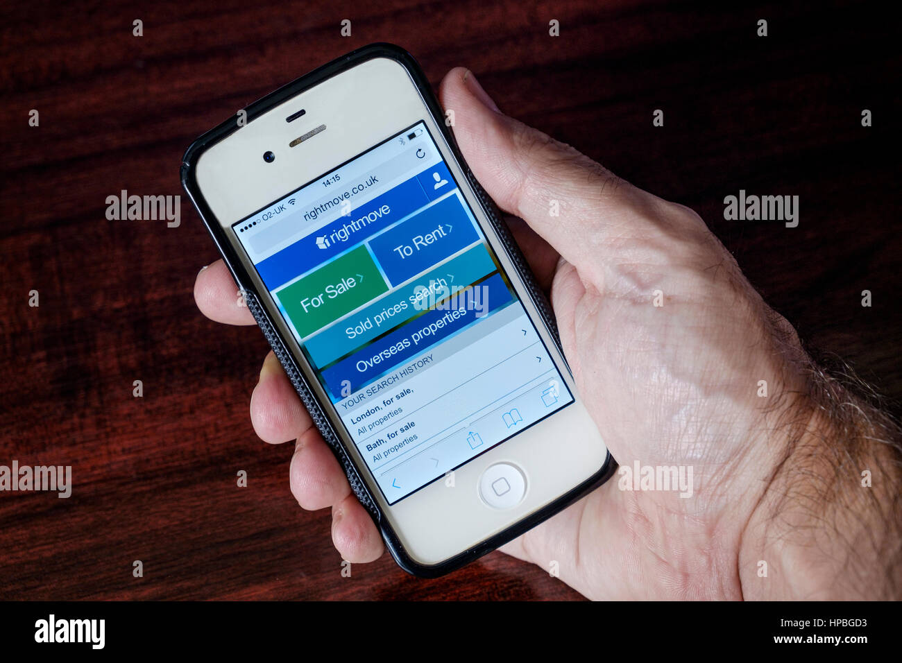 Die Online-Immobilien-Website Rightmove ist abgebildet auf einem Iphone Handy angezeigt wird. Stockfoto