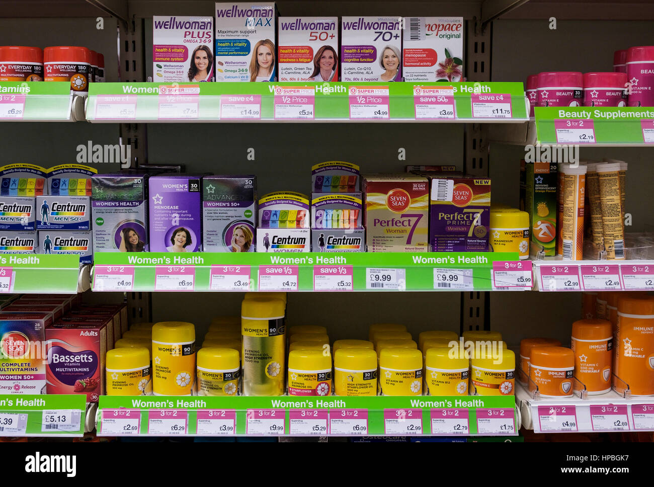 Frauen Vitamine, Nahrungsergänzungsmittel und andere gesundheitliche Produkte sind abgebildet auf einem Regal im Supermarkt / shop in England, UK. Stockfoto