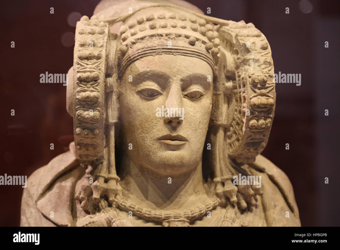 Dame von Elche. Begräbnis-Urne. 4. Jh.V.Chr. Von l'Alcudia. Iberische Skulptur. Frau trägt einen komplexen Kopfschmuck und Rad-ähnliche Großspulen. Nationalen Stockfoto