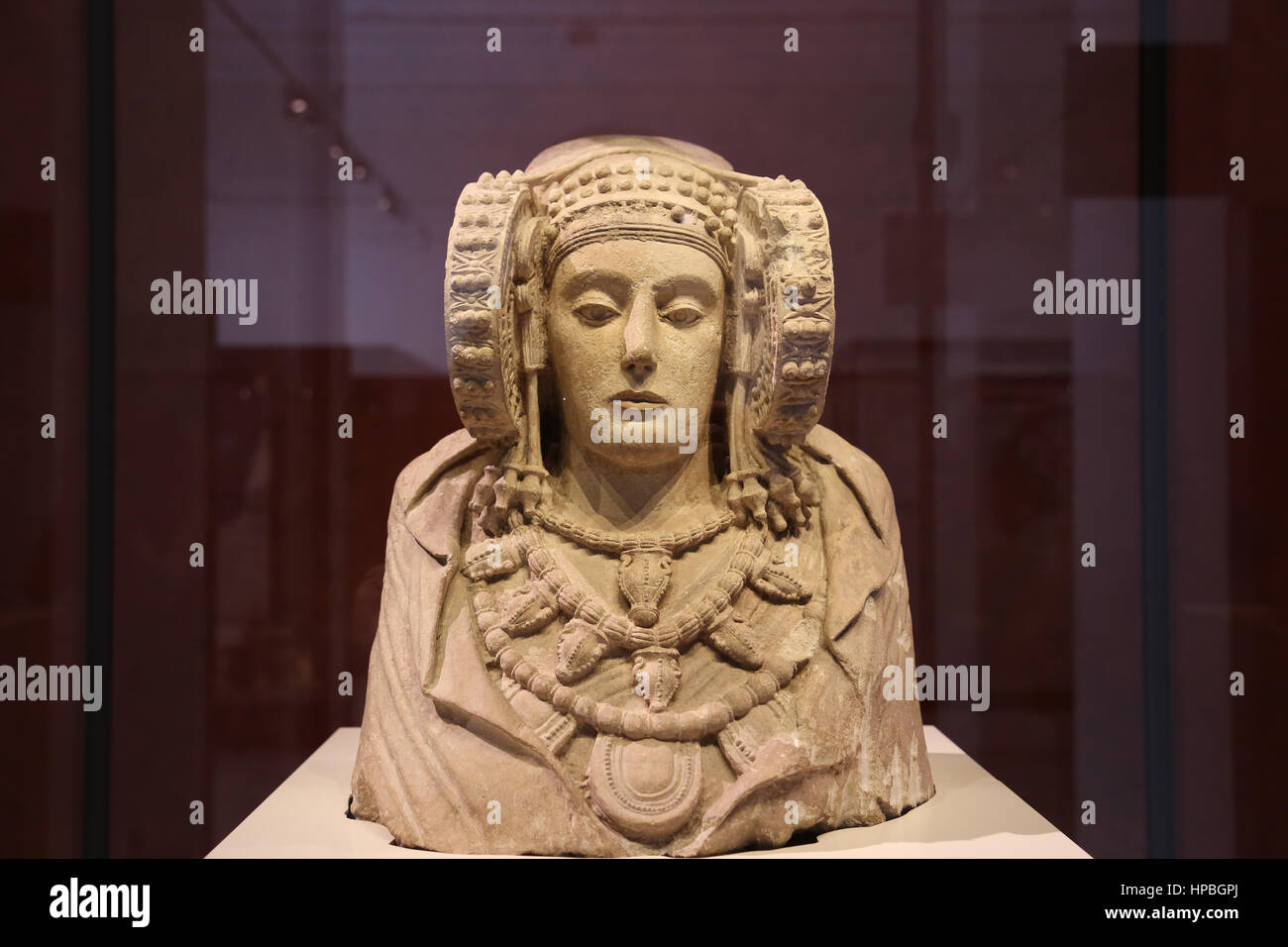 Dame von Elche. Begräbnis-Urne. 4. Jh.V.Chr. Von l'Alcudia. Iberische Skulptur. Frau trägt einen komplexen Kopfschmuck und Rad-ähnliche Großspulen. Nationalen Stockfoto