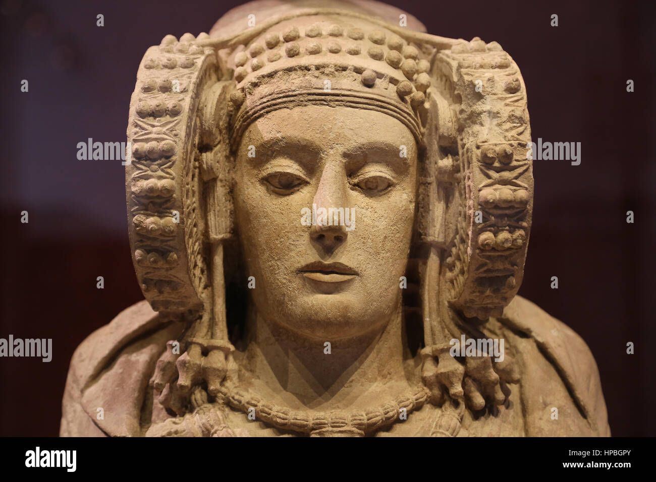 Dame von Elche. Begräbnis-Urne. 4. Jh.V.Chr. Von l'Alcudia. Iberische Skulptur. Frau trägt einen komplexen Kopfschmuck und Rad-ähnliche Großspulen. Nationalen Stockfoto