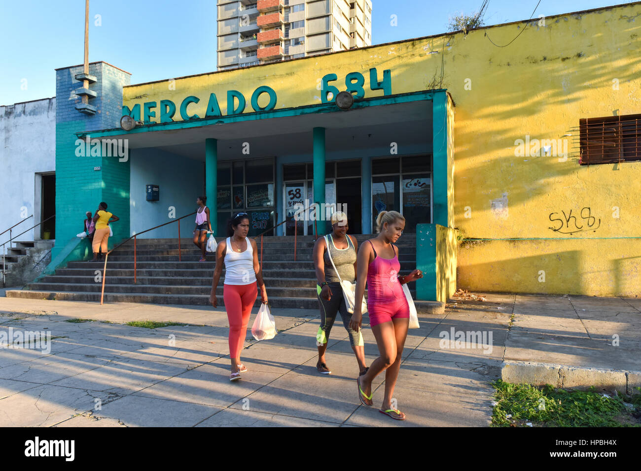 Damen Wandern neben Mercado, Vedado Havanna Stockfoto
