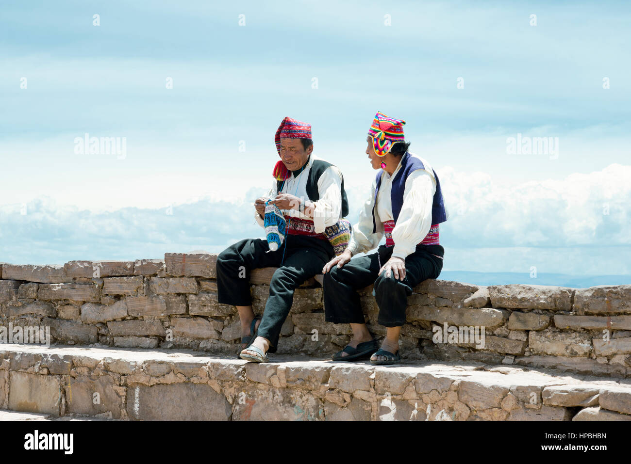 Hombres peruanos en la vestimenta tradicional inca -Fotos und ...