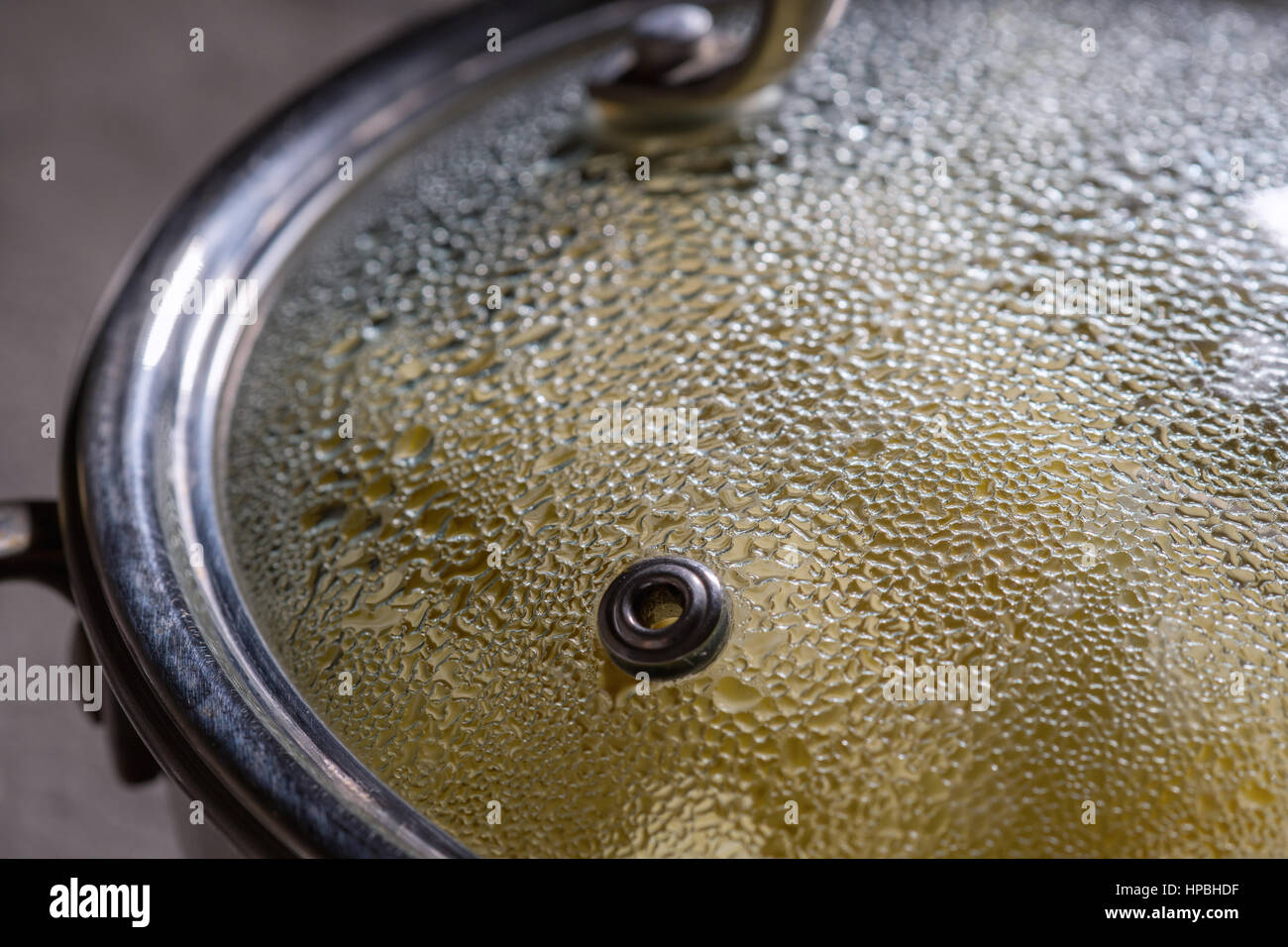 in Topf Pfanne mit Deckel auf dem Herd kochen Stockfoto